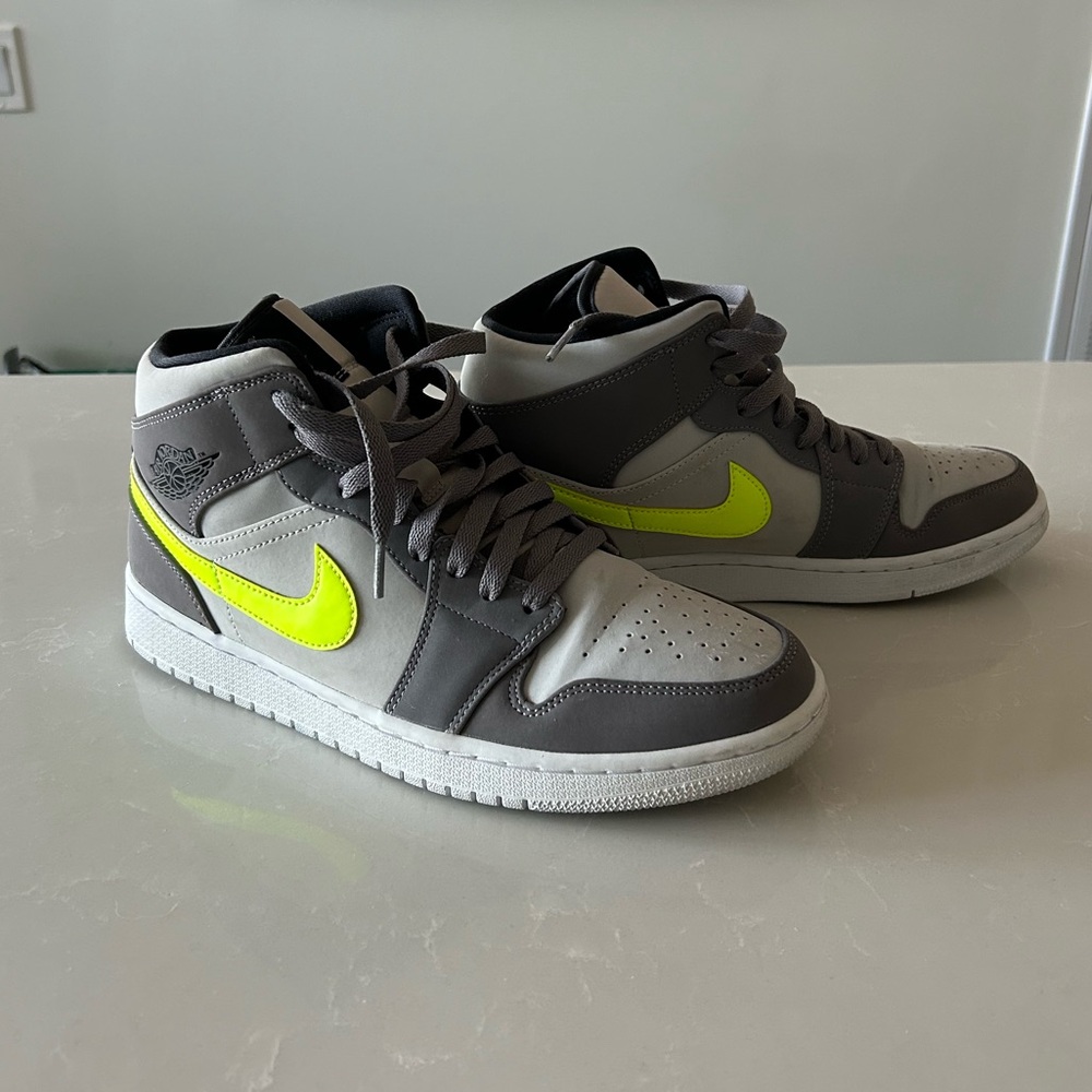 NIKE Air Jordan 1 Mid 'Gunsmoke Volt' - Picture 7 of 12